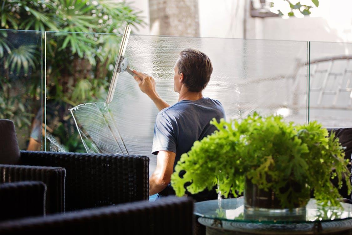 7 efektyvūs patarimai – kaip greitai išvalyti langus