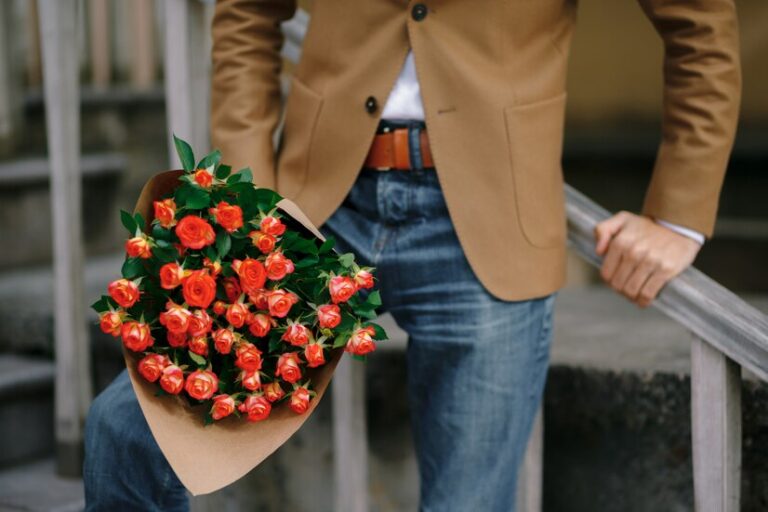bouquet-roses-male-hands_158595-3626