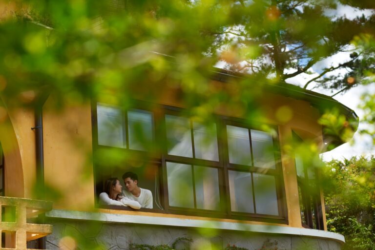 long-shot-couple-cuddling-terrace-mansion_1098-19327