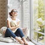 expressive-young-girl-posing-indoor_344912-705