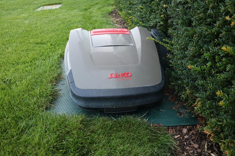 fesehe-robotic-lawnmower-2690455_1280